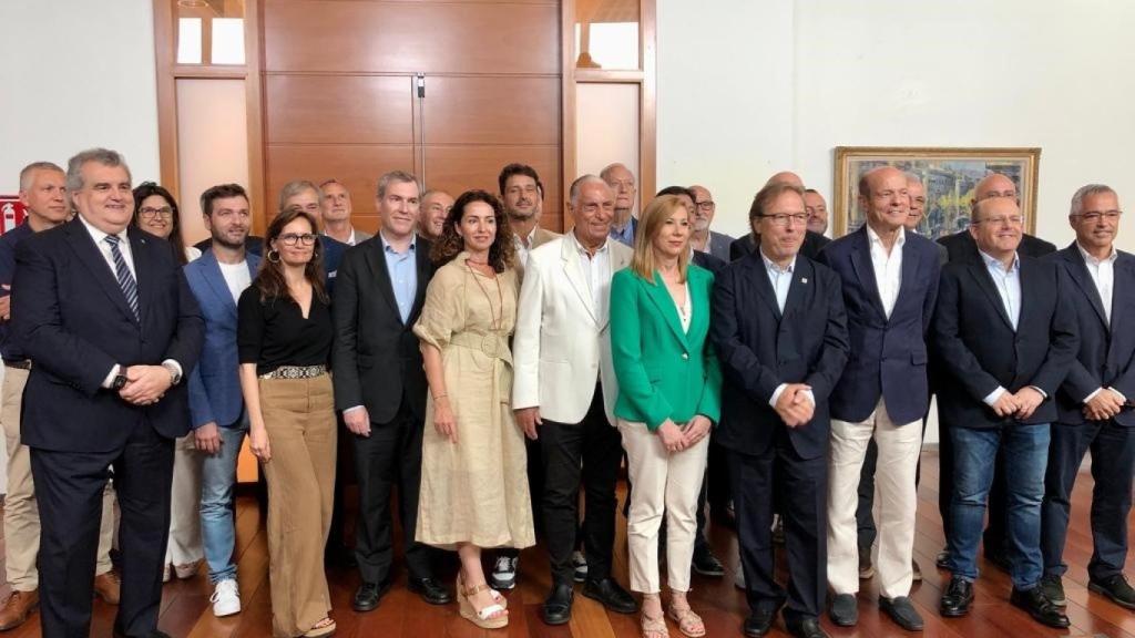 Josep Santacreu (4, derecha) junto al resto de miembros de su candidatura