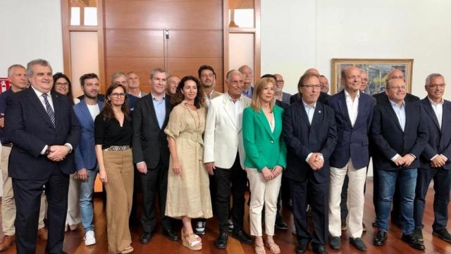 Josep Santacreu (4, derecha) junto al resto de miembros de su candidatura
