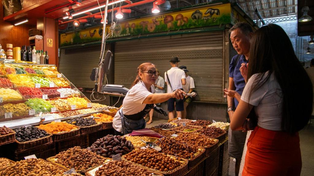 Un puesto de frutos secos del mercado de La Boquería