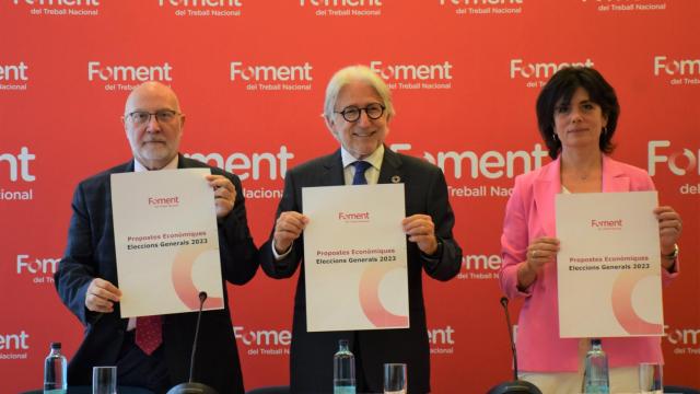 El presidente de Foment, Josep Sánchez Llibre, junto al director de Estudios y Economía, Salvador Guillermo, y la responsable de Relaciones Institucionales con las Cortes, Montse Surroca