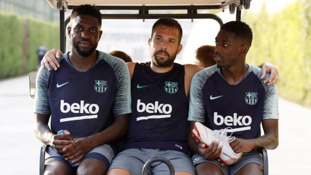 Jordi Alba posa con los franceses Umtiti y Dembelé durante una sesión de entrenamiento