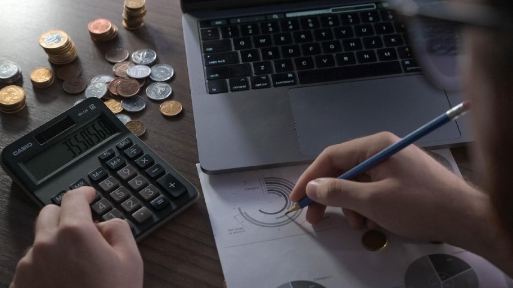 Una mujer echa cuentas en su calculadora