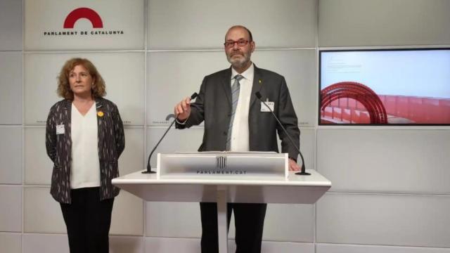 El presidente de la entidad privada Plataforma per la Llengua, Òscar Escuder, dando una rueda de prensa en el Parlament Europa Press