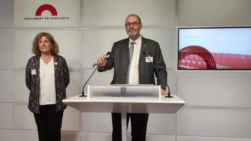 El presidente de la entidad privada Plataforma per la Llengua, Òscar Escuder, dando una rueda de prensa en el Parlament Europa Press