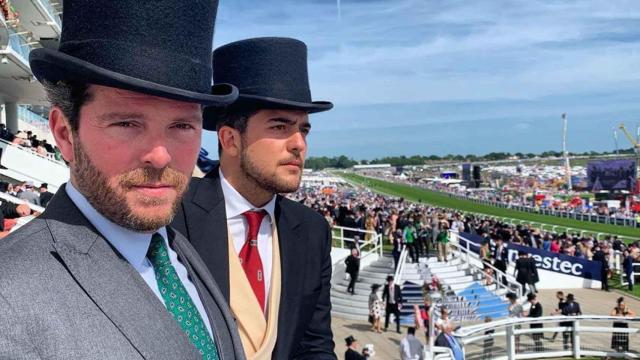 Román Trias, con su pareja en una fotografía anterior