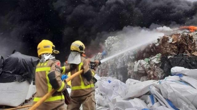Incendio en una nave industrial en Sabadell