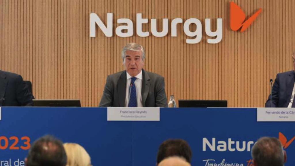 El presidente de Naturgy, Francisco Reynés (centro), durante la junta de accionistas de la compañía