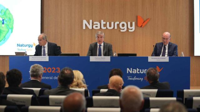 El presidente de Naturgy, Francisco Reynés (centro), durante la junta de accionistas de la compañía