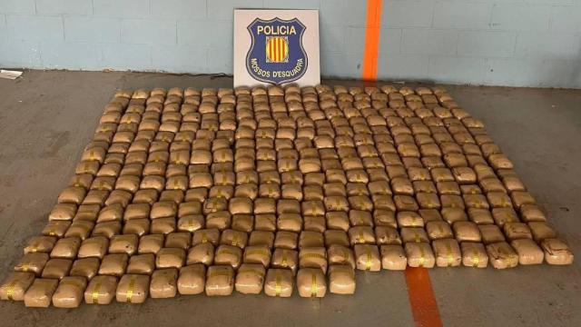 Hachís incautado por los Mossos d'Esquadra, en una imagen de archivo