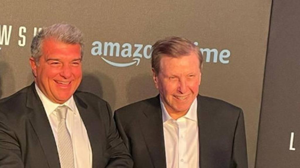 Mateu Alemany, Joan Laporta y Pini Zahavi, en la gala del documental de Lewandowski