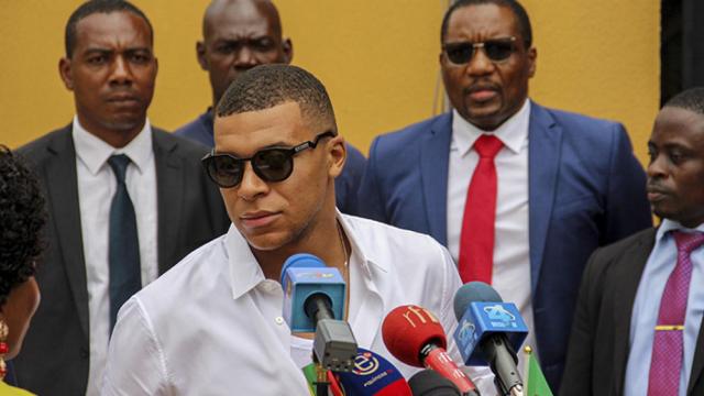 Mbappé atiende a los medios de comunicación en su visita a Camerún