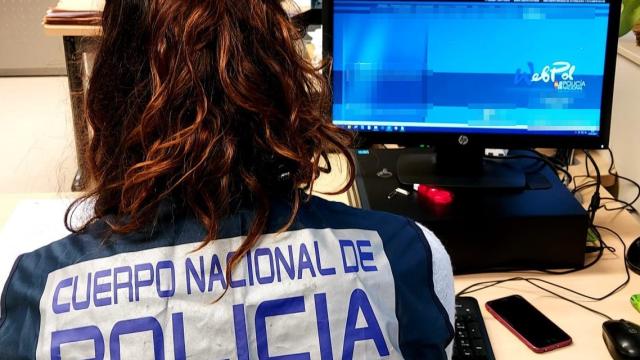 Una agente de la Policía Nacional frente a un ordenador