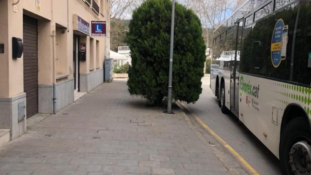 Parada de autobús delante del vado de la vivienda