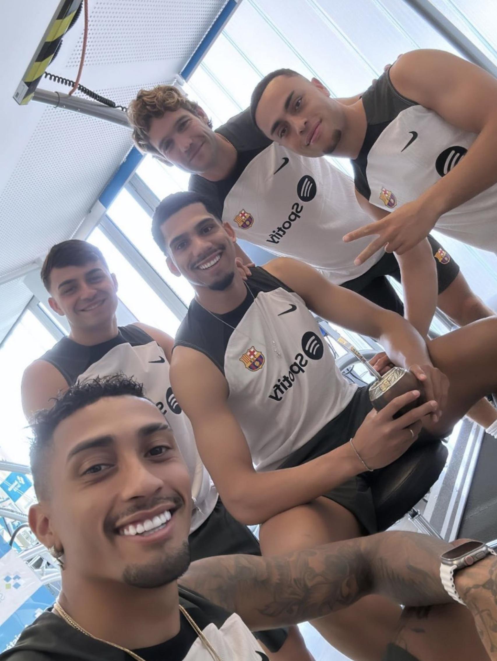 Sergiño Dest, junto a varios componentes de la plantilla del Barça