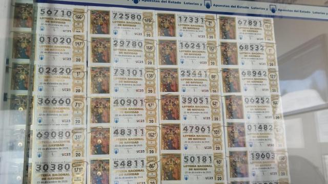 Lotería de Navidad a la venta en una administración de lotería
