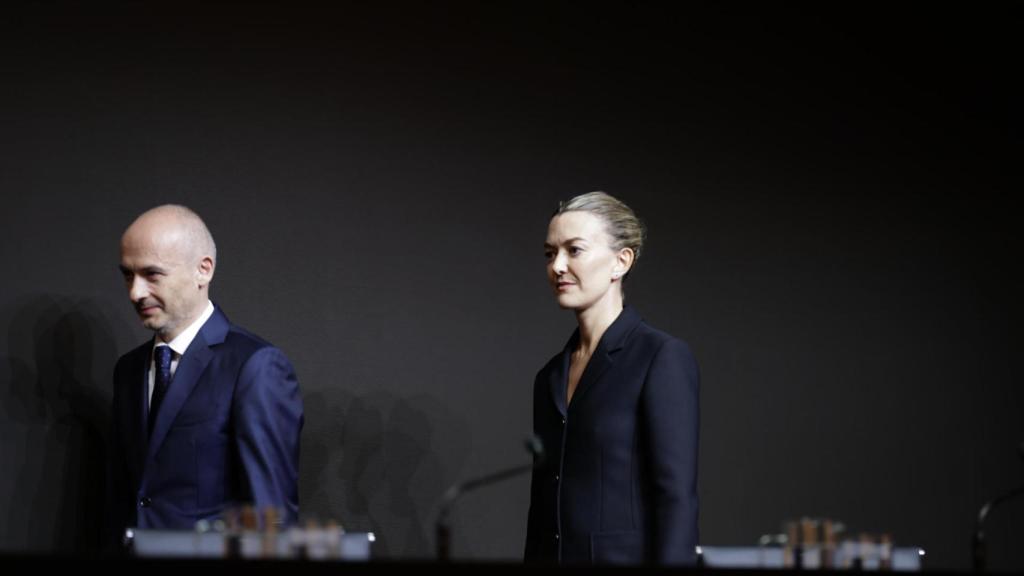 La presidenta d'Inditex, Marta Ortega; el conseller delegat, Óscar García Maceiras (i) i el secretari general, Javier Monteoliva (d), durant la Junta general d'accionistes