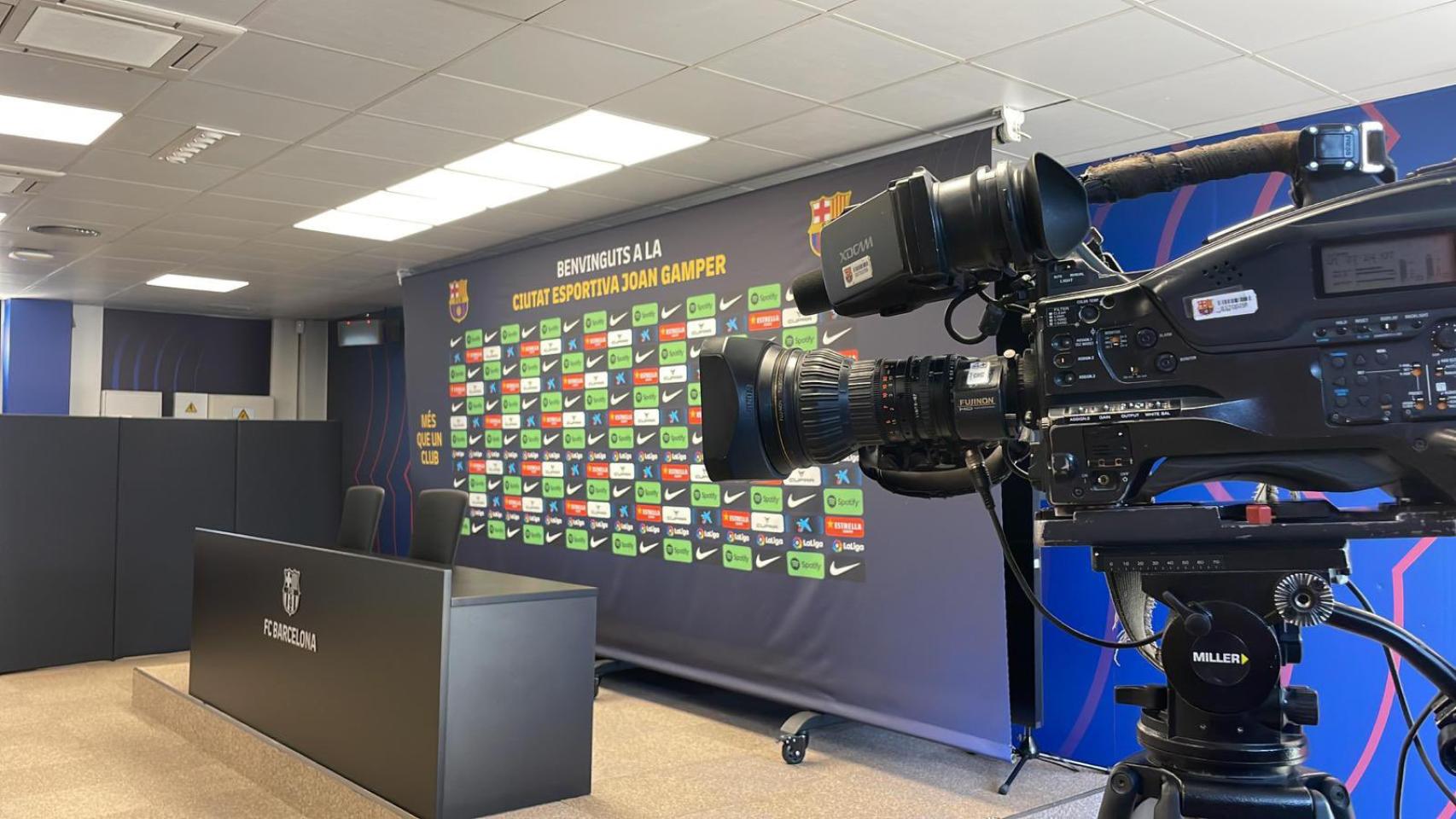 Las cámaras de Barça TV, antes de una rueda de prensa en la Ciutat Esportiva Joan Gamper