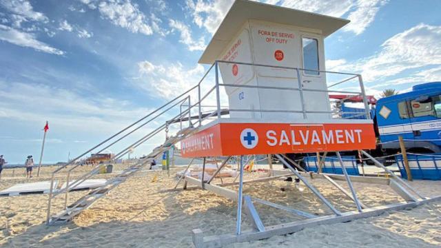 Una torre de socorrismo en una playa de Barcelona