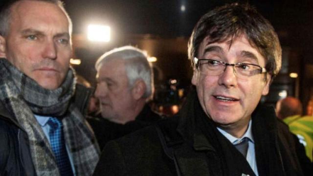 El sargento de los Mossos Lluís Escolà (i) ejerció de escolta de Carles Puigdemont tras su fuga