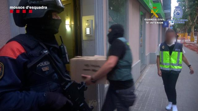 Agentes de los Mossos d'Esquadra durante los registros