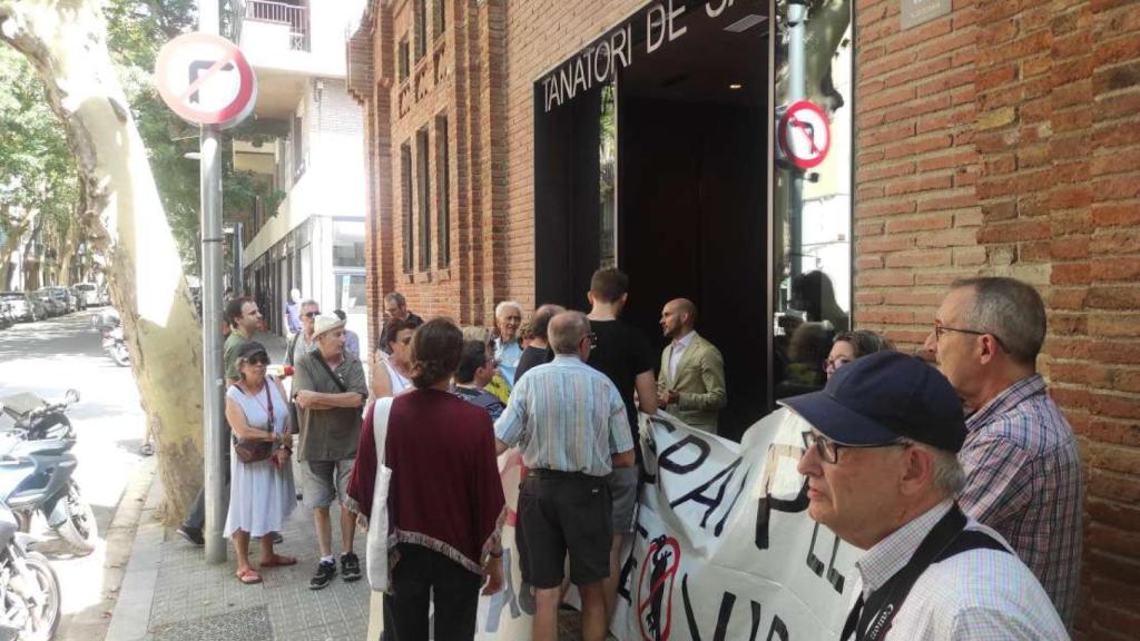 Protesta contra el Tanatorio de Sants, ayer