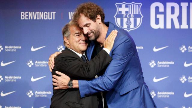Roger Grimau y Joan Laporta, en la presentación del nuevo técnico del Barça de basket