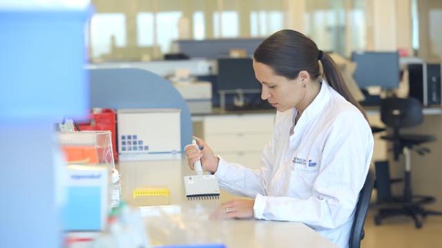 Una trabajadora de Danone