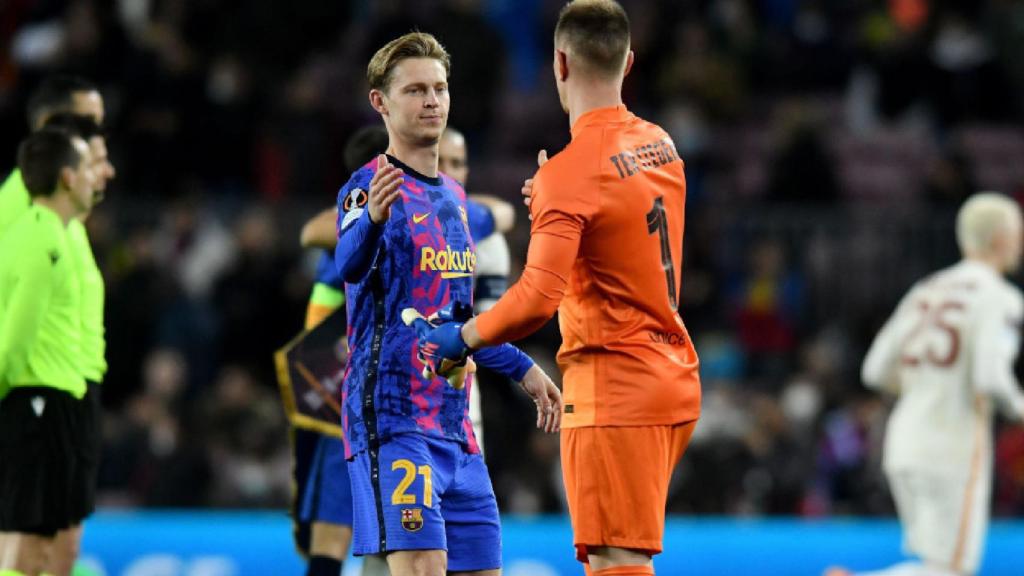 El saludo entre Frenkie de Jong y Ter Stegen, tras conquistar un partido