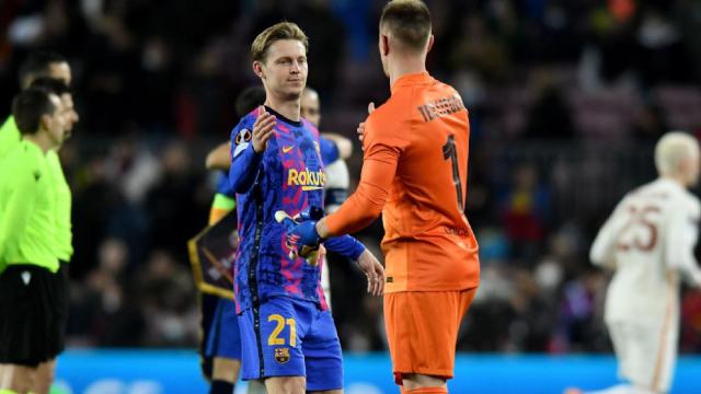 El saludo entre Frenkie de Jong y Ter Stegen, tras conquistar un partido