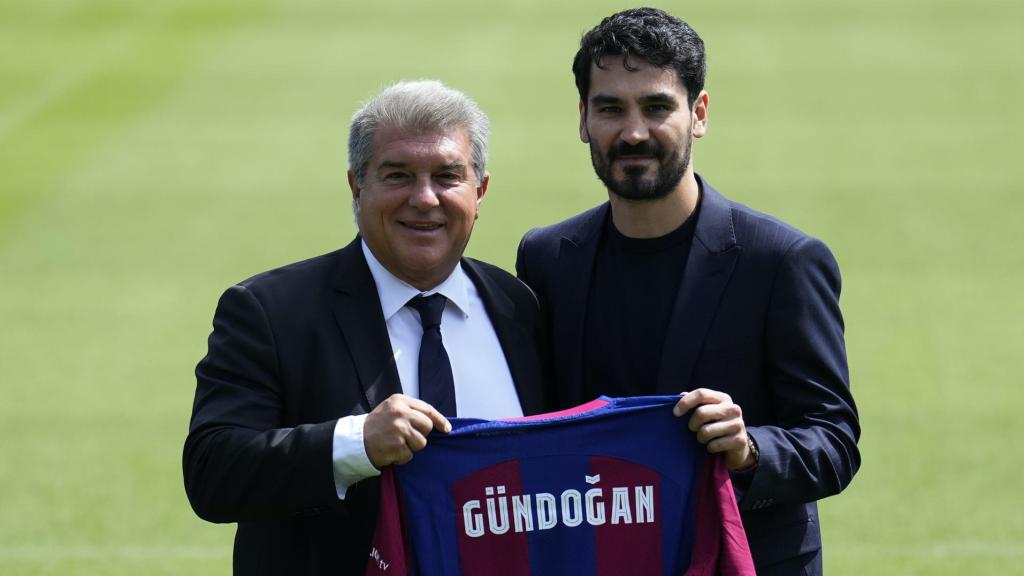 Laporta i Gundogan posen amb la samarreta del FC Barcelona / EFE