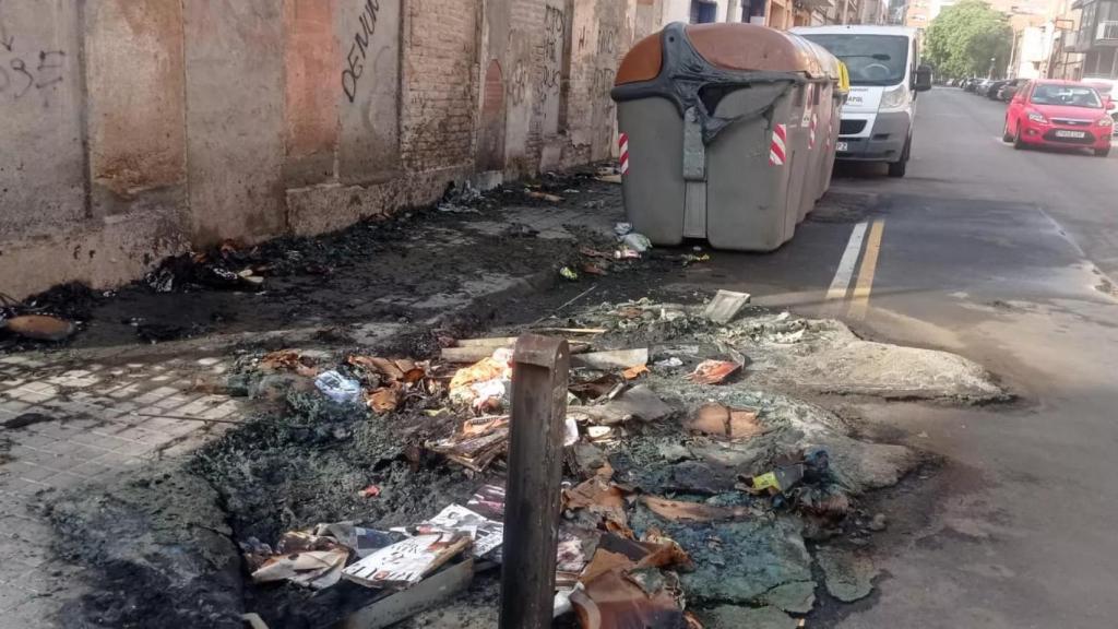 Restos del contenedor incendiado en El Remei de Badalona / CEDIDA