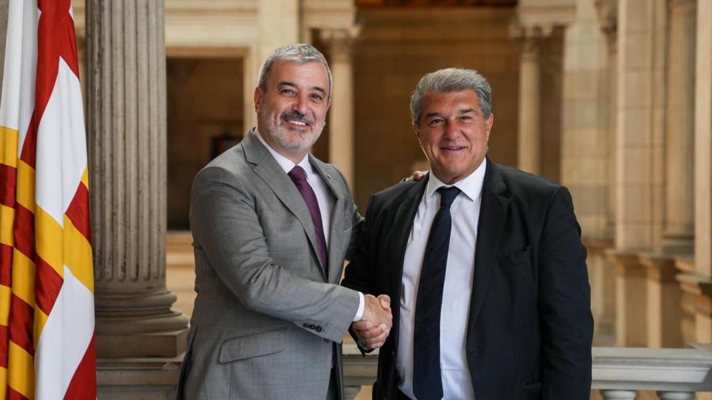 Joan Laporta i Jaume Collboni es saluden a l'Ajuntament de Barcelona