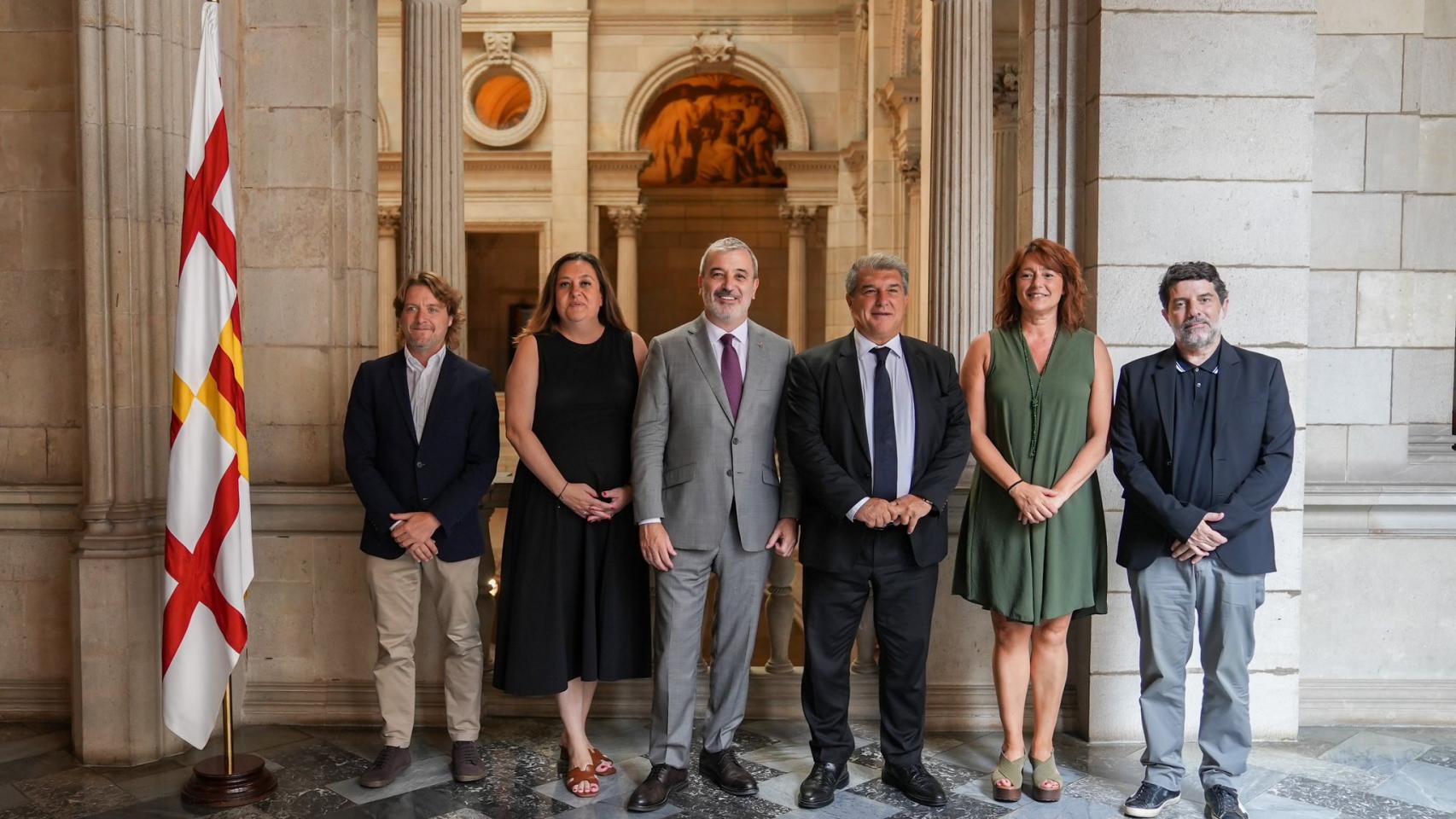 Joan Laporta y Jaume Collboni junto al regidor de deportes David Escudé, la primera teniente de alcaldía Laia Bonet y los directivos del Barça Fort y Juli Guiu