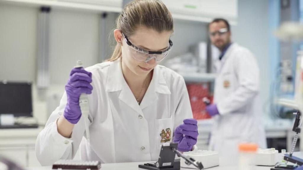 Una científica realiza un test a un dispositivo