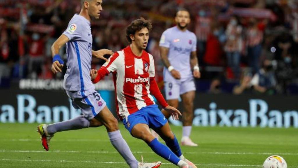 Joao Felix y Busquets batallan por un balón