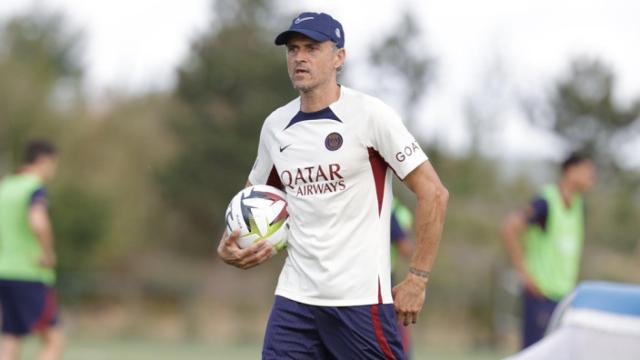 Luis Enrique, al mando de un entrenamiento del PSG