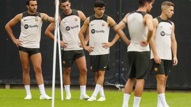 Eric García, entrenando junto a Ferran Torres y otros compañeros del FC Barcelona / EFE