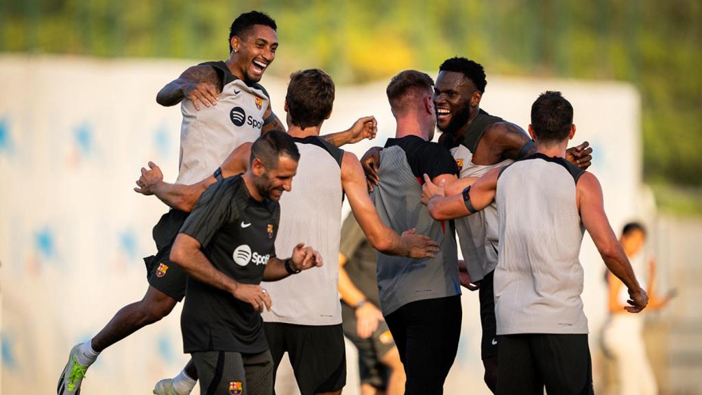 Los jugadores del Barça, sonrientes tras reencontrarse en el campo / FCB
