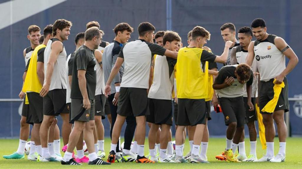 Lamine Yamal, pasando por debajo de un túnel de collejas / REDES