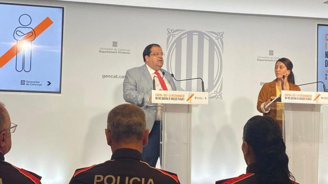 El 'conseller' de Interior Joan Ignasi Elena y la directora general de Administración de Seguridad, Sonia Aldoz