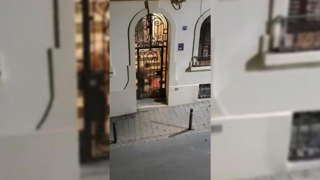 Imagen de una de las presuntas agresiones captadas por los vecinos