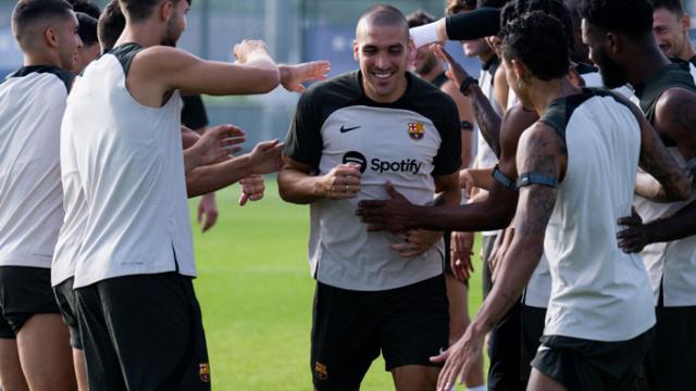 Oriol Romeu es recibido por sus nuevos compañeros del Barça en el entrenamiento