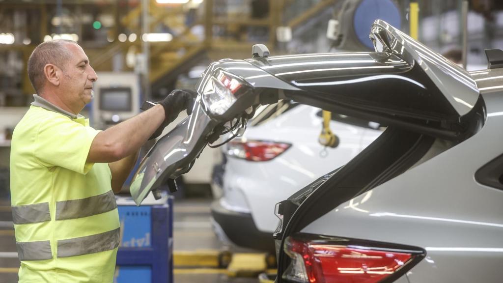 Un operari de la indústria de l'automoció