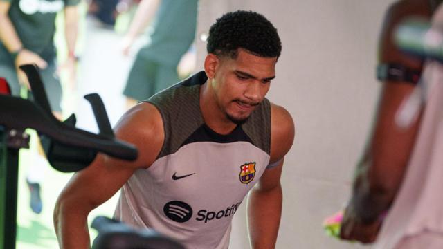 Ronald Araujo se machaca en los entrenamientos del Barça en Estados Unidos