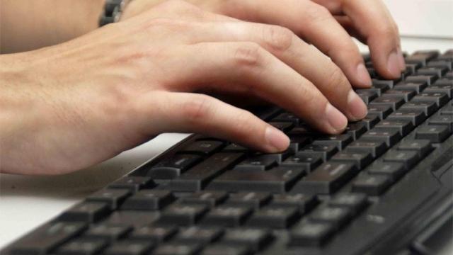 Un trabajador de oficinas