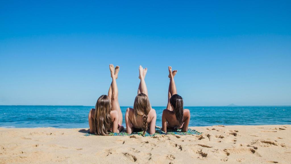 Tres chicas disfrutando de la playa