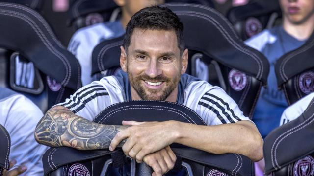 Leo Messi, sonriente en el banquillo del Inter Miami / EFE