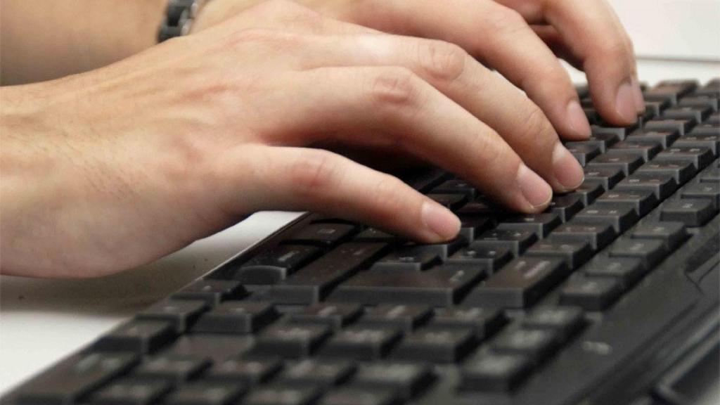 Un trabajador de oficinas