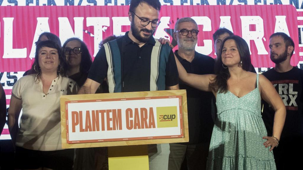 El cabeza de lista de CUP en Barcelona, Albert Botran (c), rodeado de sus compañeros de partido comparece para valorar los resultados electorales de las elecciones generales