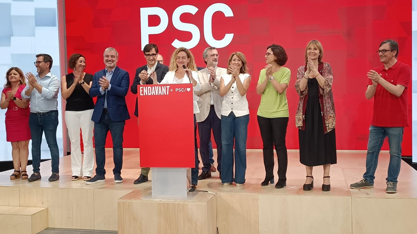 Meritxell Batet, en su comparecencia desde la sede electoral del PSC en Barcelona, junto a la ministra Raquel Sánchez, el primer secretario, Salvador Illa y el alcalde de Barcelona, Jaume Collboni, entre otros dirigentes - EUROPA PRESS